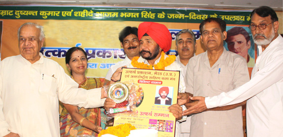 5 à¤ªà¥à¤¸à¥à¤¤à¤•à¥‹à¤‚ à¤•à¤¾ à¤²à¥‹à¤•à¤¾à¤°à¥à¤ªà¤£ à¤¸à¤®à¤¾à¤°à¥‹à¤¹ à¤®à¥‡à¤‚ à¤¸à¤°à¤¦à¤¾à¤° à¤°à¤¤à¤¨ à¤¸à¤¿à¤‚à¤¹ à¤°à¤¤à¤¨ à¤•à¥‹ à¤¸à¤®à¥à¤®à¤¾à¤¨à¤¿à¤¤ à¤•à¤°à¤¤à¥‡ à¤¹à¥à¤ 