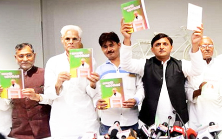 à¤ªà¥‚à¤°à¥à¤µ à¤¦à¤°à¥à¤œà¤¾ à¤°à¤¾à¤œà¥à¤¯ à¤®à¤‚à¤¤à¥à¤°à¥€ à¤ªà¥à¤°à¤¸à¤¿à¤¦à¥à¤¦ à¤²à¥‡à¤–à¤• à¤“à¤®à¤µà¥€à¤° à¤¤à¥‹à¤®à¤° à¤•à¥€ à¤ªà¥à¤¸à¥à¤¤à¤• à¤•à¤¾ à¤²à¥‹à¤•à¤¾à¤°à¥à¤ªà¤£ à¤ªà¥‚à¤°à¥à¤µ à¤®à¥à¤–à¥à¤¯à¤®à¤‚à¤¤à¥à¤°à¥€ à¤…à¤–à¤¿à¤²à¥‡à¤¶ à¤¯à¤¾à¤¦à¤µ à¤¦à¥à¤µà¤¾à¤°à¤¾ à¤²à¤–à¤¨à¤Š à¤®à¥‡à¤‚